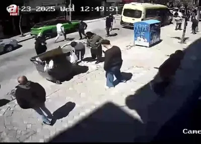 Deprem anında otomobilin üstüne atladı!