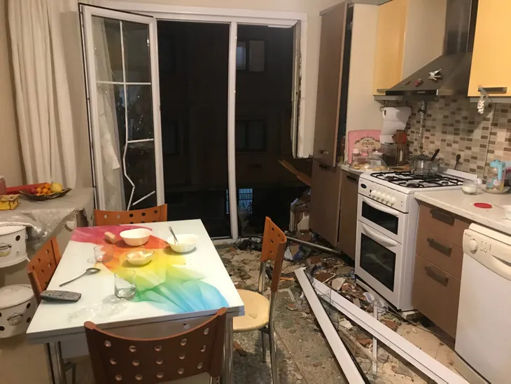cekmekoyde-ucan-cati-evin-icine-girdi-1578344030828.jpg Çekmeköy'de uçan çatı evin içine girdi - 1