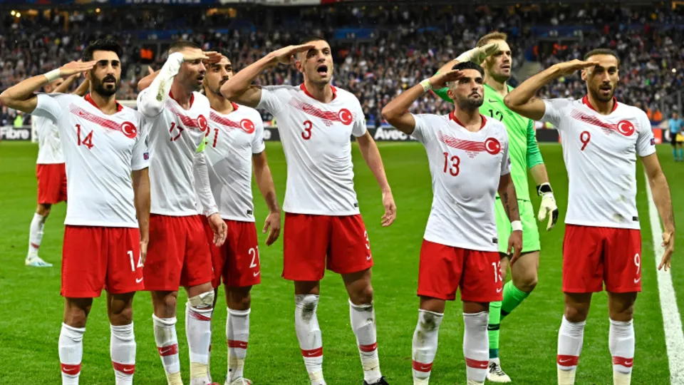 Millilerin asker selamını Alman medyası hazmedemedi!