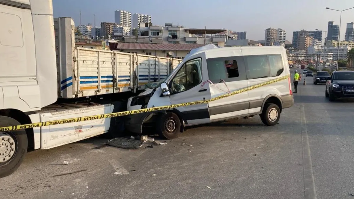 Mersin'de can pazarı! Öğrencileri taşıyan servis tıra çarptı: Ölü ve yaralılar var