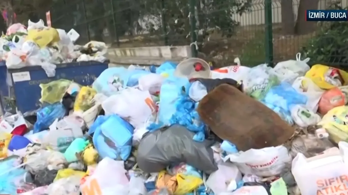 İzmir bayramda çöpe mahkum oldu! Vatandaş tepki gösterdi