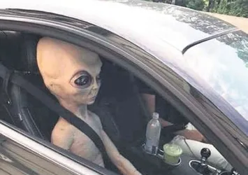 Uzaylı ile polise yakalandı!