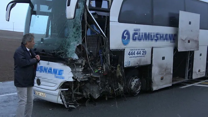 Kırıkkale'de minibüs ile yolcu otobüsü çarpıştı: 1 ölü, 1 yaralı - 1