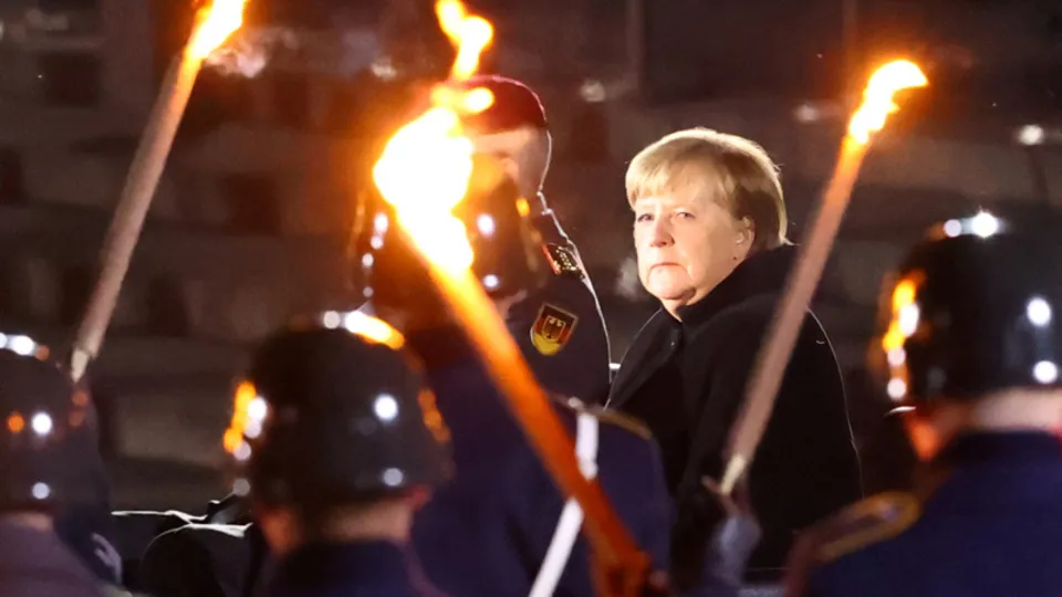 Almanya'nın ilk kadın başbakanı Merkel dönemi geride kaldı