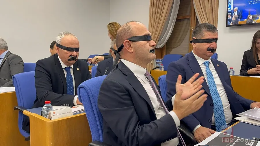 Yeni Parti'den siyah bantlı provokasyon! Halk TV'ye destek şovu alay konusu oldu: AK Parti'den olay gönderme 1