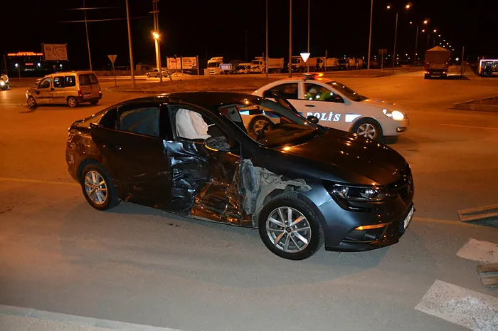 Hafif ticari araç ile otomobil çarpıştı: 8 yaralı - 1