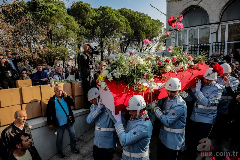 Türk tiyatrosunun usta ismi Yıldız Kenter son yolculuğuna uğurlandı 14