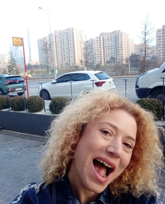 sislide-olayli-gece-oyuncu-ceren-biyikli-5-araca-zarar-verdi-1749622165542.jpg Kaynak: Sabah