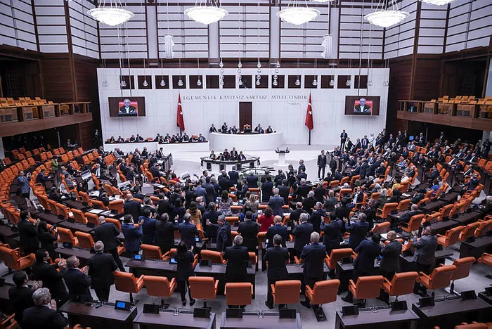 Sosyal medya yasa teklifi ve Basın Kanunu teklifi TBMM’de kabul edilerek yasalaştı | Kimler basın kartı alabilecek?