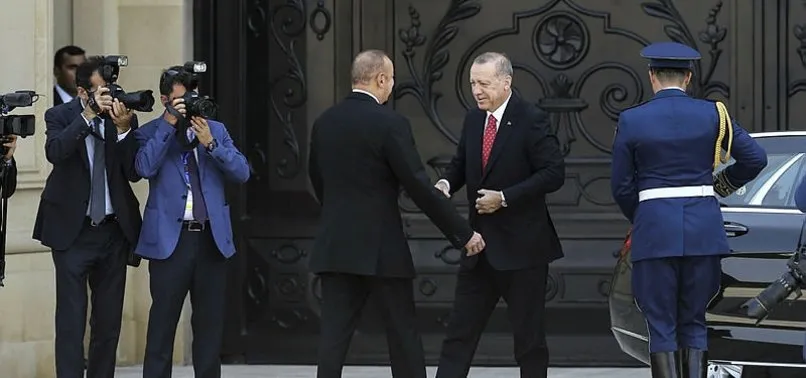 Başkan Erdoğan Azerbaycan'da resmi törenle karşılandı
