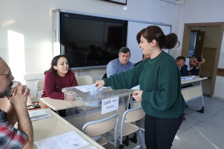 Türkiye yerel yöneticilerini seçiyor! Önce belediye başkanlığı pusulaları sayılacak