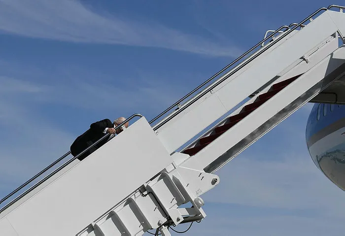 Joe Biden Air Force One’a binerken neden 3 kere düştü? Beyaz Saray açıkladı