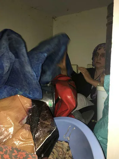 Elazığ'da FETÖ'den aranan kadın doktora şok! Saklandığı gizli odada yakalandı - 1