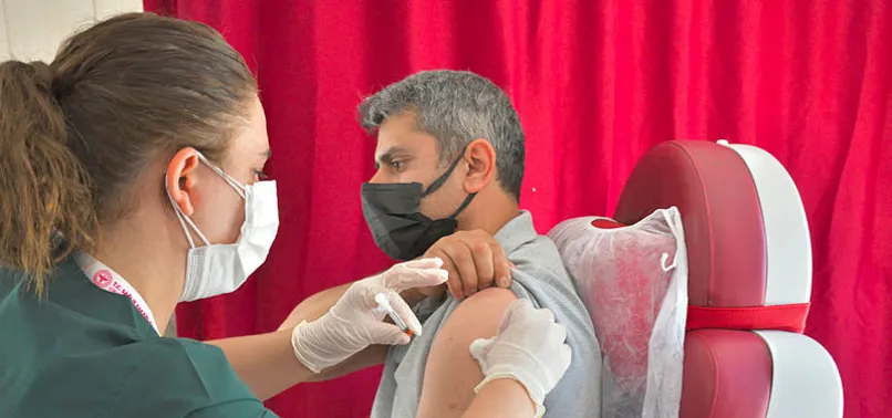 Ünlü doktor Mehmet Öz ve Haluk Bilginer'den koronavirüs aşısı mesajı