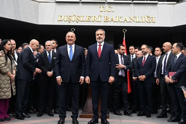 disisleri-bakanliginda-devir-teslim-toreni-hakan-fidan-gorevi-mevlut-cavusoglundan-devraldi-1685953261702.jpg Dışişleri Bakanlığında devir teslim töreni! Hakan Fidan görevi Mevlüt Çavuşoğlu'ndan devraldı - 1
