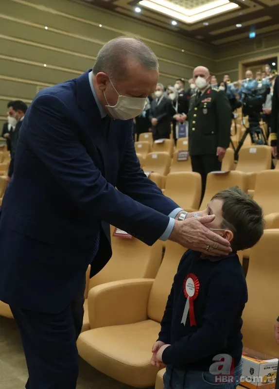 Başkan Erdoğan şehit çocuğu ile ilgilendi! Başkan Erdoğan Hakkari şehidi Teğmen Keskin’in oğlunun başını okşadı