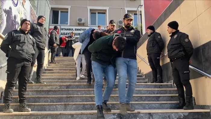 yeni-nesil-suc-orgutlerine-darbe-isyerlerine-molotof-atip-harac-isteyen-cete-cokertildi-1772478660693.jpg Yeni nesil suç örgütlerine darbe: İşyerlerine molotof atıp haraç isteyen çete çökertildi - 4