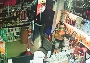 İş yerine giren hırsızlara 'paspas' şoku! Arkalarına bakmadan kaçtılar