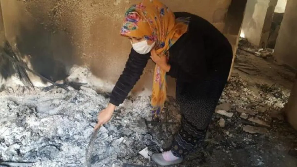 Artvin'deki yangın faciası! Üniversite öğrencisi Elif Tamyürek annesinin altınlarını arıyor