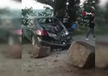 Kopan kaya parçası otomobile düştü