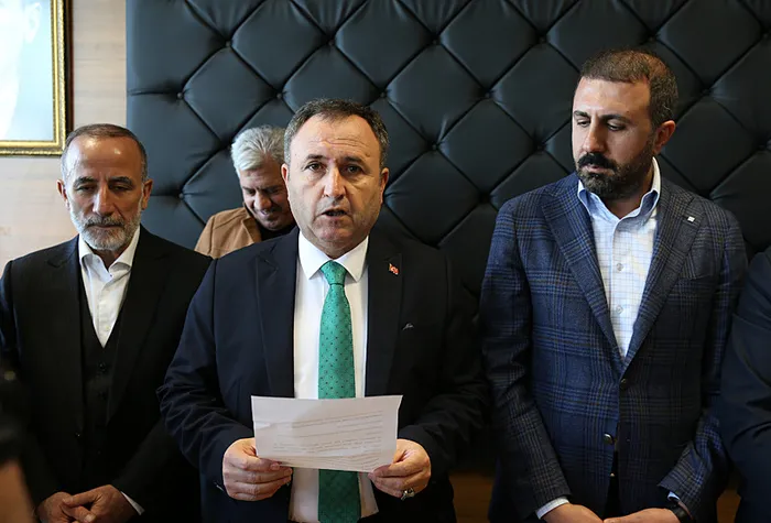 CHP'nin Bitlis Belediye Başkan adayı zehir zemberek sözlerle partisinden istifa edip AK Parti'ye katıldı - 3