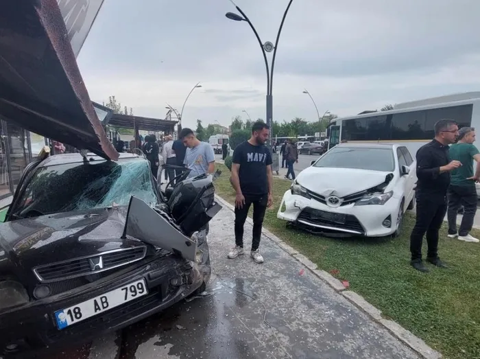 kontrolden-cikan-kamyon-ortaligi-savas-alanina-cevirdi-1714574828313.jpeg Malatya’da feci kaza! Kontrolden çıkan kamyon ortalığı savaş alanına çevirdi | Yaralılar var - 3