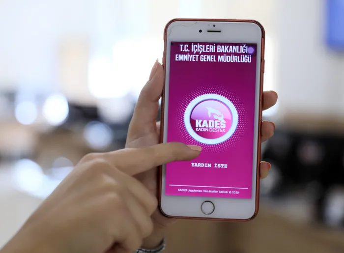 Bakanlık KADES'i hayata geçirdi! Kadınların 'tehlikedeyim' ihbarı 5 saniyede polise ulaşıyor - 1