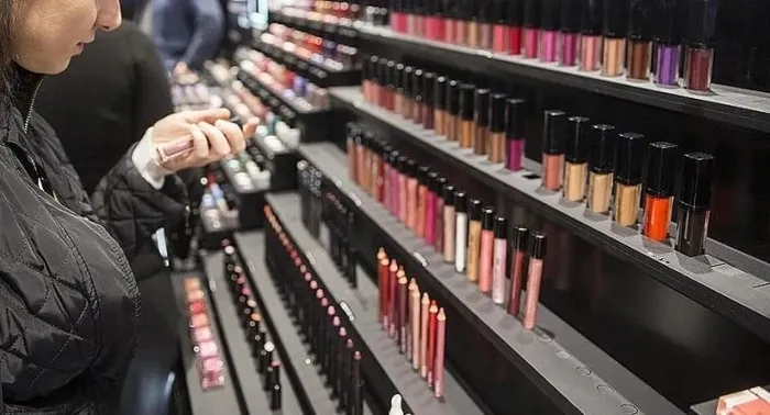 Makyaj yaparken göz sağlığına dikkat edin