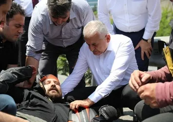 Binali Yıldırım, kaza yapan motosikletliye yardım etti