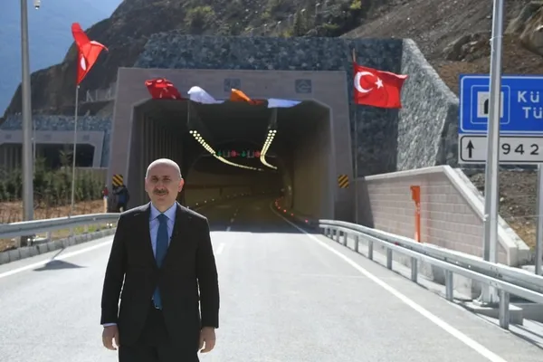 Ulaştırma ve Altyapı Bakanı Adil Karaismailoğlu Kürtün Ayrım Kavşağı’nın açılışını gerçekleştirdi - 1