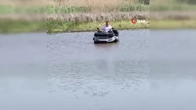 ATV ile girdiği gölde balçığa saplandı
