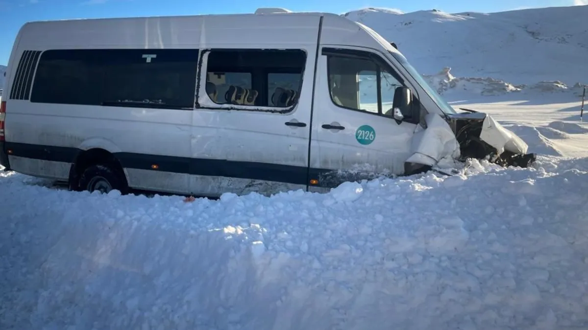 Taksiyle yolcu minibüsü çarpıştı: 16 yaralı