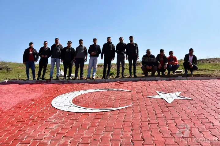 Suriye sınırına dev Türk bayrağı yapıldı 1