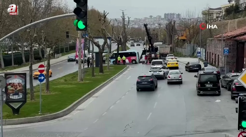 Beyoğlu’nda minibüs ile otomobil çarpıştı