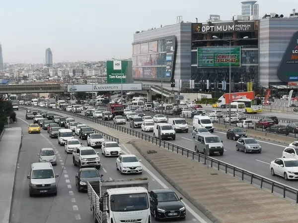 İstanbul’da hafta sonu kısıtlaması öncesi trafik yüzde 70'e ulaştı | Alternatif güzergahlar ve son durum nasıl? - 1