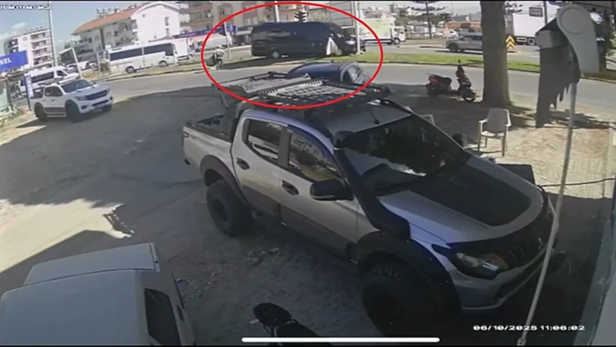 Antalya'da tur minibüsü refüje çıktı! 8 turist yaralandı