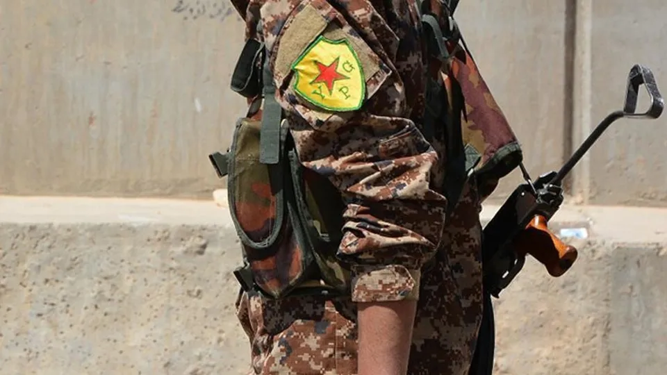 YPG’li teröristlerin üniforma oyunu!