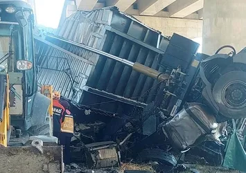 Gaziantep'te tır köprüden uçtu! 2 ölü