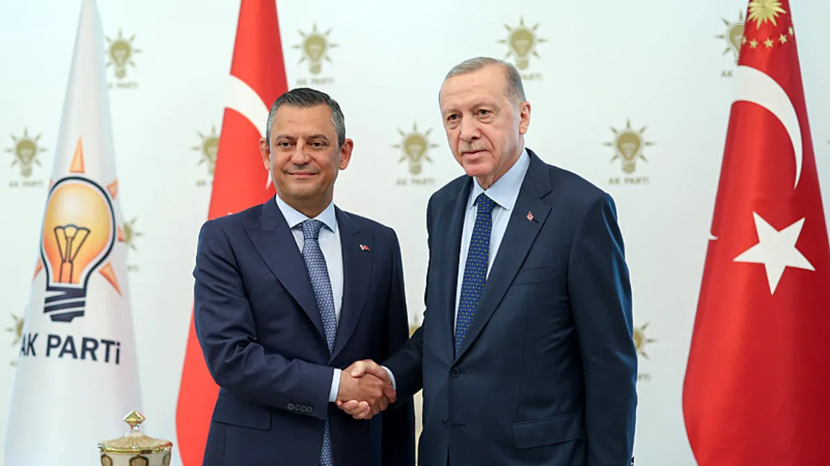 Başkan Erdoğan ile Özgür Özel hediyeleşti!