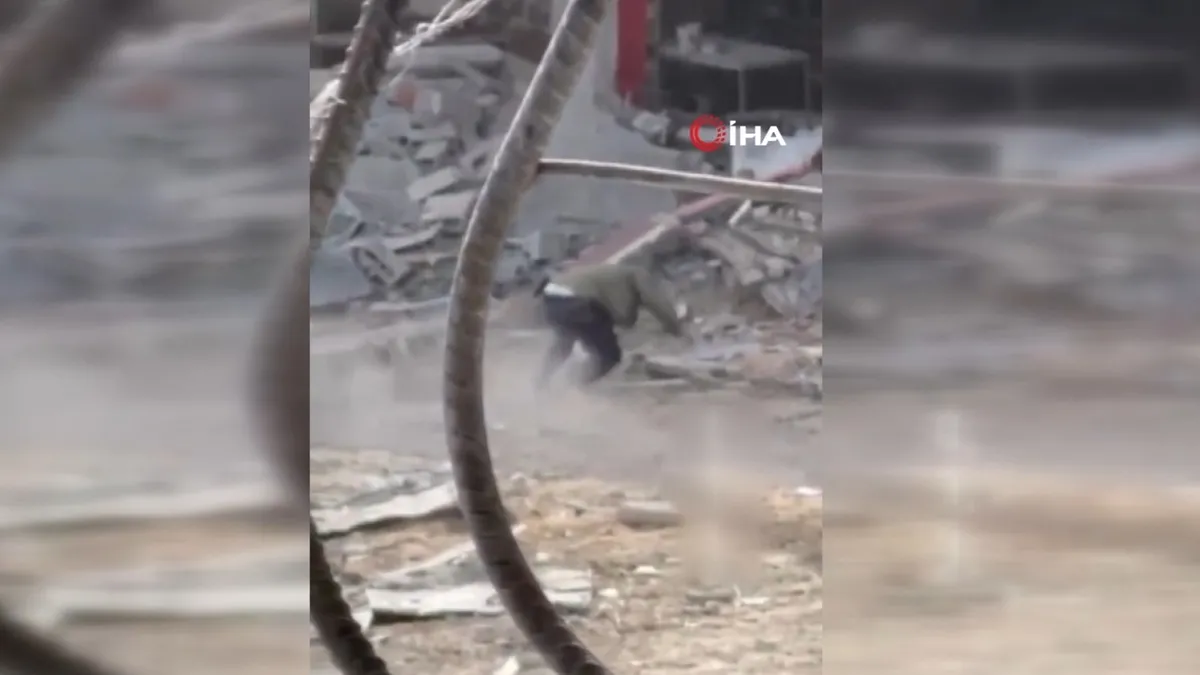 Ateşkese rağmen İsrail’in zulmü bitmiyor! Yaralı çocuğa yardım eden kişiye ateş açtılar