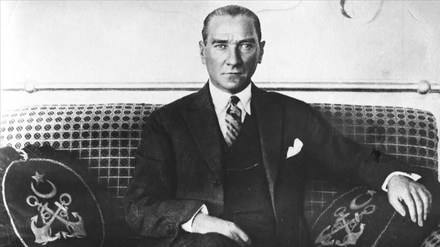 1785571155146.jpeg Müderrisoğlu, Atatürk'ün vasiyetine göre CHP'nin hisselerin sahibi değil, yalnızca temsille görevli vekil konumunda bulunduğunu vurguladı. (AA)