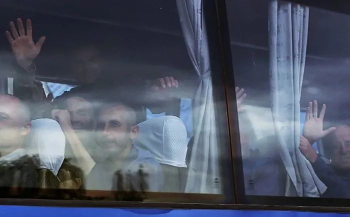 rusya-gece-boyu-ukraynayi-vurdu-cok-sayida-olu-ve-yarali-1748161222906.jpg Rusya tarafından serbest bırakılan Ukraynalı esir askerler (AFP)