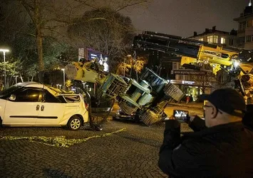 İş makinesi 3 otomobilin üzerine devrildi!