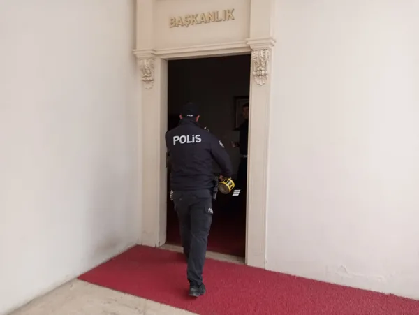 son-dakika-adana-buyuksehir-belediye-baskani-zeydan-karalarin-ozel-kalem-muduru-samet-guduk-hayatini-kaybetti-1707734296736.jpg CHP'li Adana Büyükşehir Belediyesi'ndeki alacak verecek kavgasında kan aktı! Özel Kalem vekili hayatını kaybetti - 2