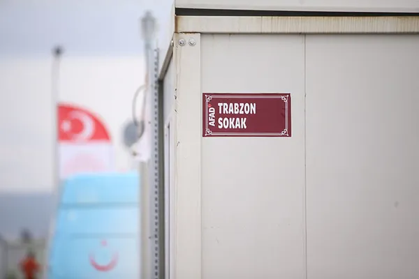 asrin-felaketiyle-yikima-ugramisti-o-cadde-ve-ilcelerin-isimleri-konteyner-kentte-yasatiliyor-1679038724556.jpg Asrın felaketiyle yıkıma uğramıştı! O cadde ve ilçelerin isimleri konteyner kentte yaşatılıyor - 3