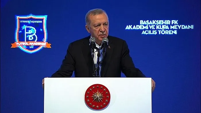 baskan-erdogandan-basaksehir-futbol-akademisi-ve-kupa-meydani-acilis-programinda-net-mesaj-futbola-kavga-ve-id-1723230967219.jpeg Başkan Erdoğan, Başakşehir Futbol Akademisi ve Kupa Meydanı Açılış Programı'nda konuştu