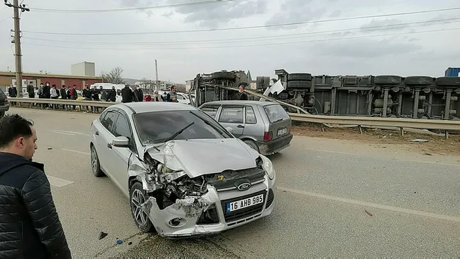 Bursa’da TIR ile otomobil çarpıştı! 30 ton pancar yola saçıldı - 3