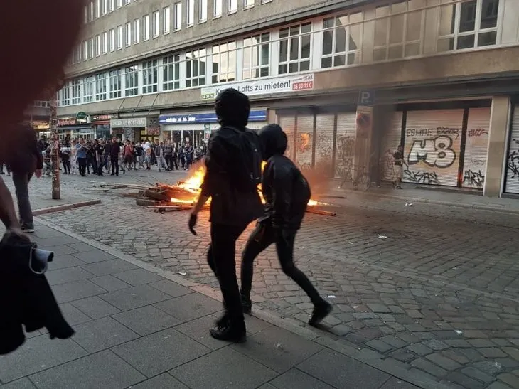 Hamburg yanıyor Türk kadınları bakın nasıl izliyor