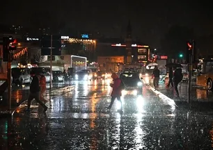 Megakentte şimşek fırtınası! Meteoroloji uyarmıştı: İstanbul’da sağanak alarmı