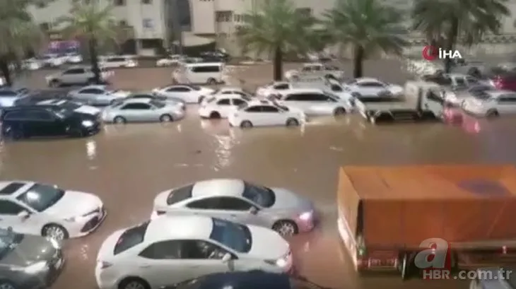 Kabe’de şimşek çakma anı! Mekke ve Medine’de şiddetli yağış: Müslümanlar yağmur altında tavaf etti